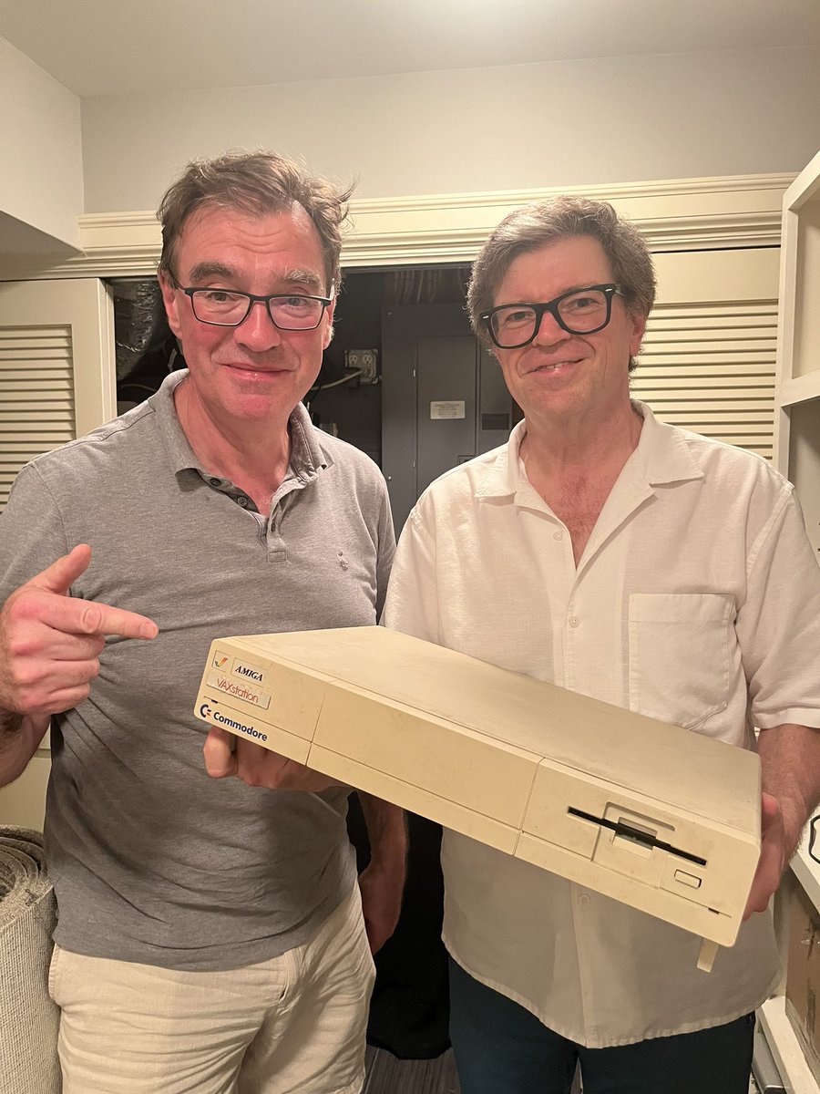 kchonyc's tweet image. late 1980s, @ylecun and @LeonBottou used amiga 1000 and a bespoke modem to implement and research artificial neural nets using SN-1. the legend was born.
