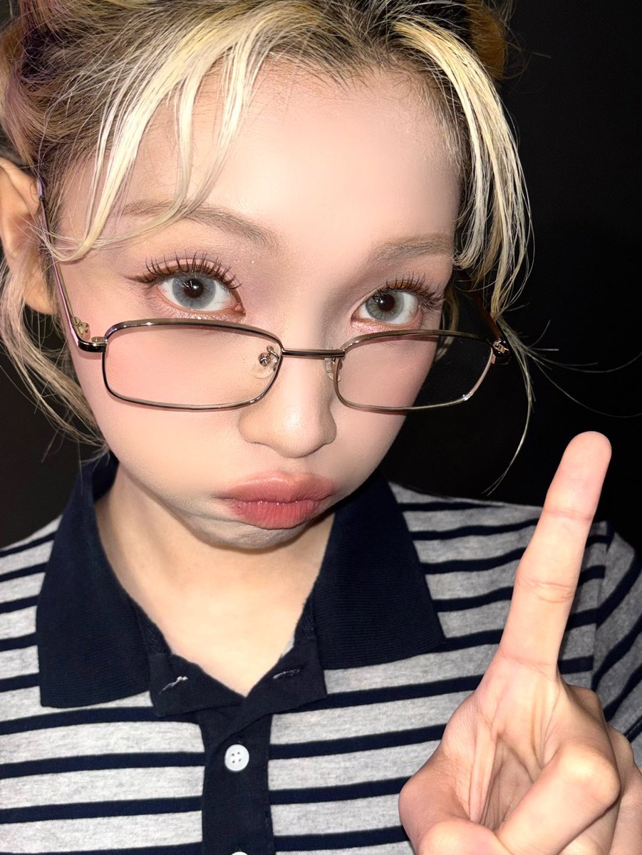 GehleeFrance's tweet photo. 📸⌇TWITTER

— Gehlee a posté sur TWITTER

"🤓☝️"

✦ #GEHLEE #젤리당카 #UNIS #유니스 https://t.co/llZnbCTmWE