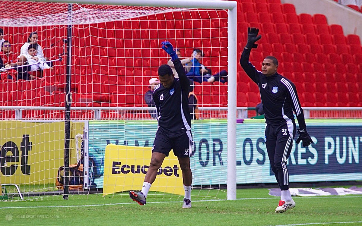 ¡Calientan los porteros 🧤 del Club Sport Emelec!

#LDUvsCSE 

#MasUnidosQueNunca #VamosEmelec ⚡️