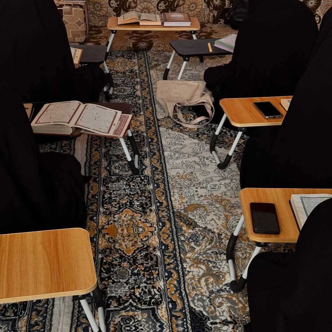 «يا لذّة الأوقاتِ بين جُموعهم
يا بهجة السّاعاتِ في الحلقاتِ!».