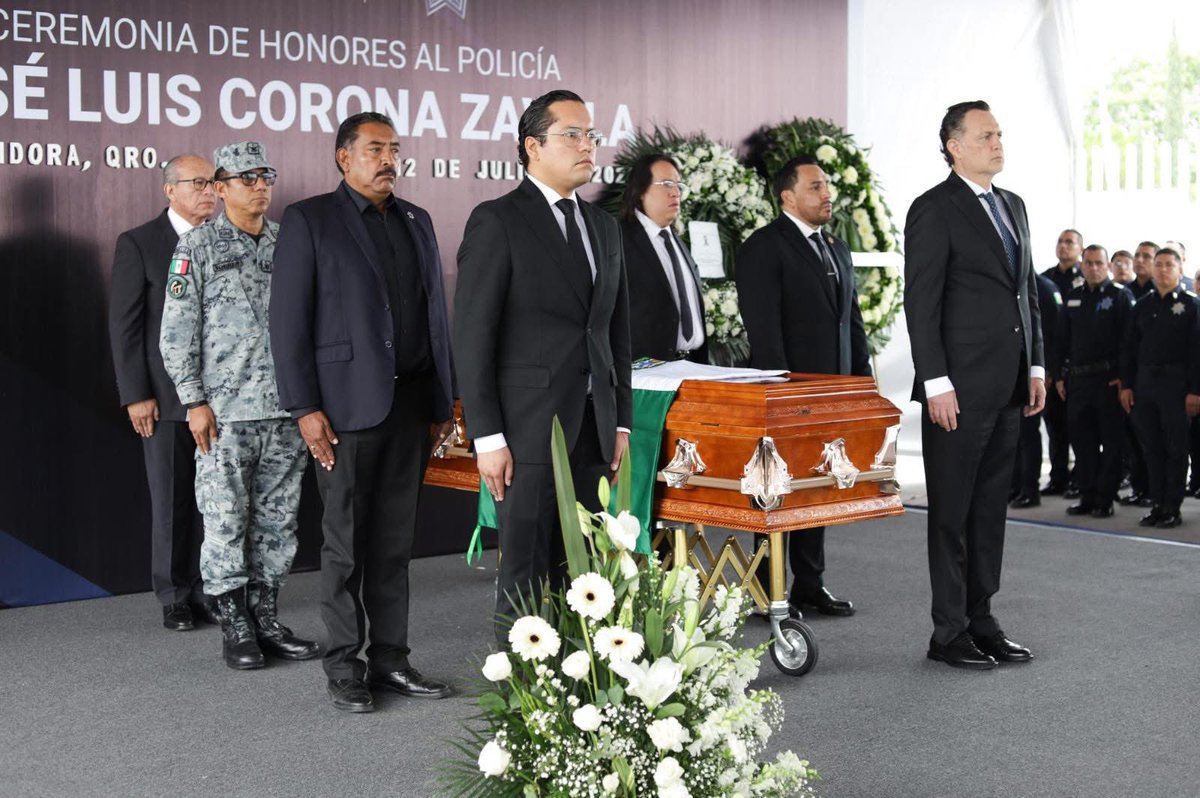 #ZonaMetropolitana | Autoridades de los tres niveles de gobierno, así como compañeros de la corporación, participaron en la Ceremonia de Honores al policía de Corregidora, José Luis Corona Zavala, quien falleció en el cumplimiento de su deber la mañana del viernes 11 de julio,