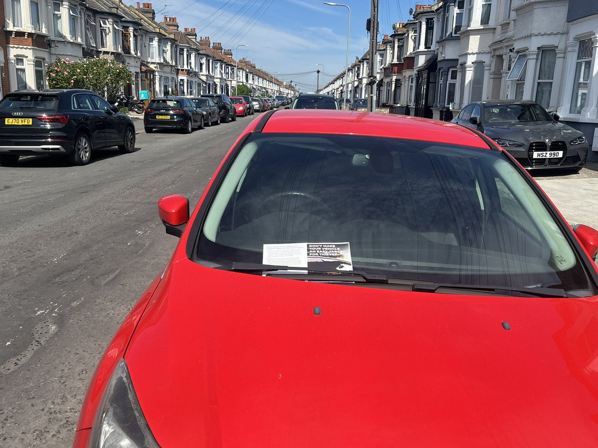 MPSClementswood's tweet image. @MPSClementswood Officer 7069EA was out on Henley rd & Mortlake Rd today handing out motor vehicle crime leaflets and engaging with members of the public, giving crime prevention advice.
@MPSLoxford
@MPSRedbridge