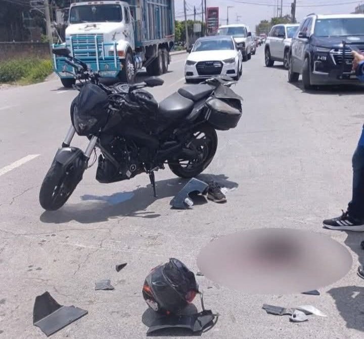 🚨 Al medio día, una camioneta Audi impactó al periodista Fredy Aco sobre la federal Atlixco-Puebla, km 7
El conductor se dio a la fuga dejándolo gravemente herido. Fue trasladado a un hospital, y de manera extraoficial se sabe que el conductor ya fue detenido #Puebla #CódigoRojo