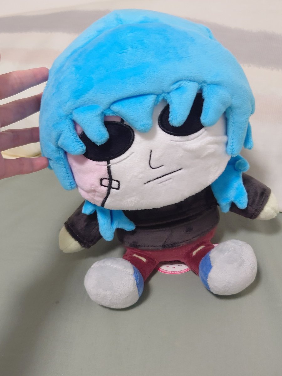 Ling__Z's tweet photo. #Sallyface 
比想像中還大！喜歡！！
細節1：面具不是直接縫上去，面具跟臉之間有空隙
細節2：破洞牛仔褲
細節3：印在紙卡左邊的Sal的小手
細節4：印在紙卡右邊的「Not a toy.」 https://t.co/Qeekg2expM