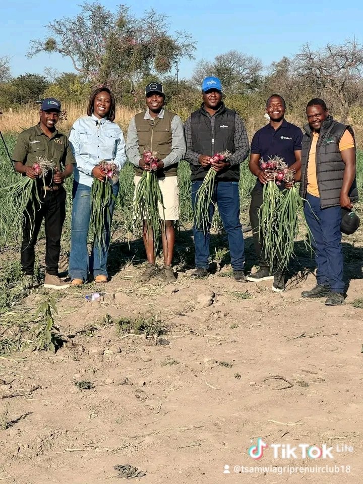 BTsamwi87903's tweet photo. Rubbing shoulders with experts in the field. https://t.co/AMsdwFD549
