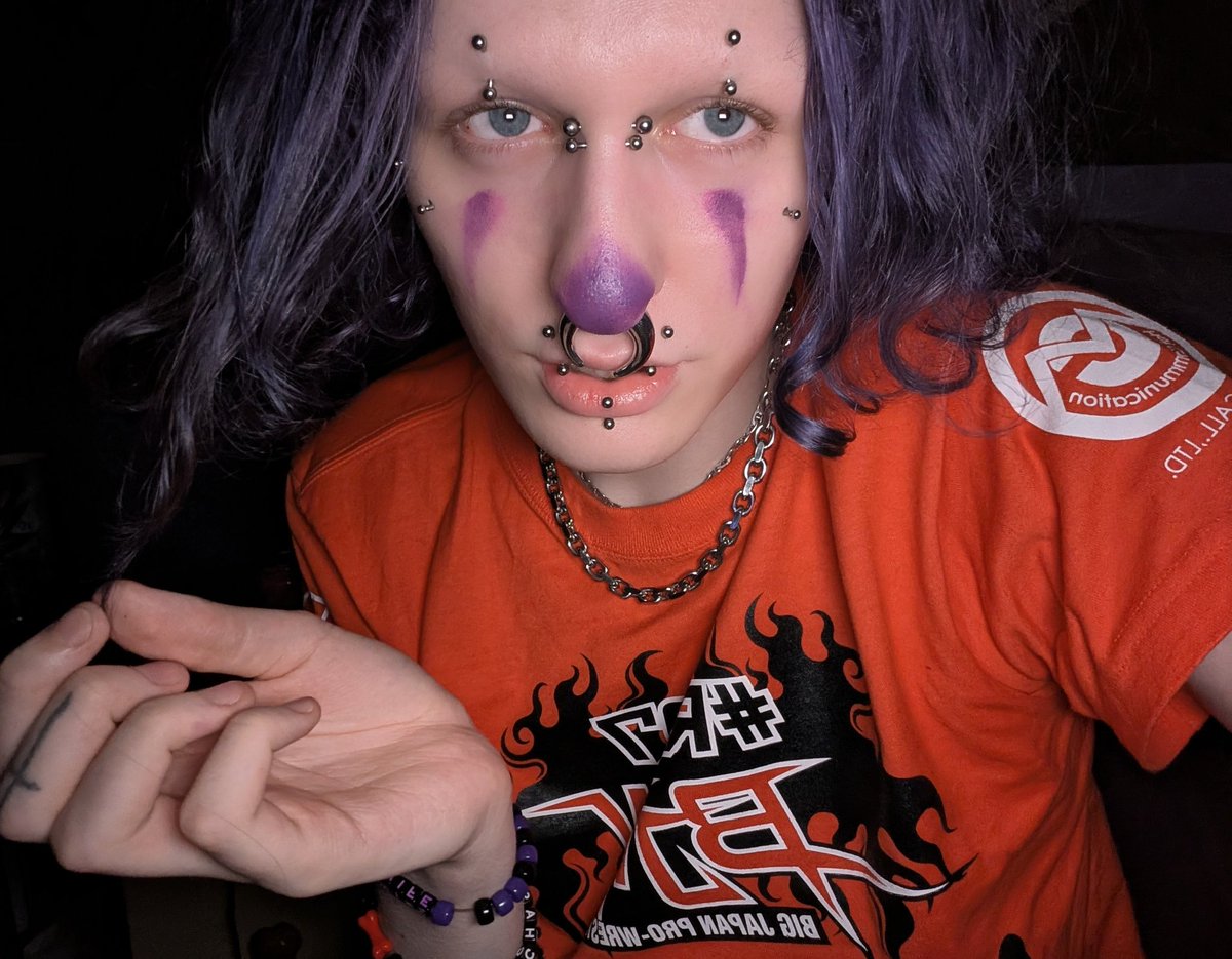 sweaty gay woman trapped in a "heat dome" >(ᵕ'–﹏–)🌡️