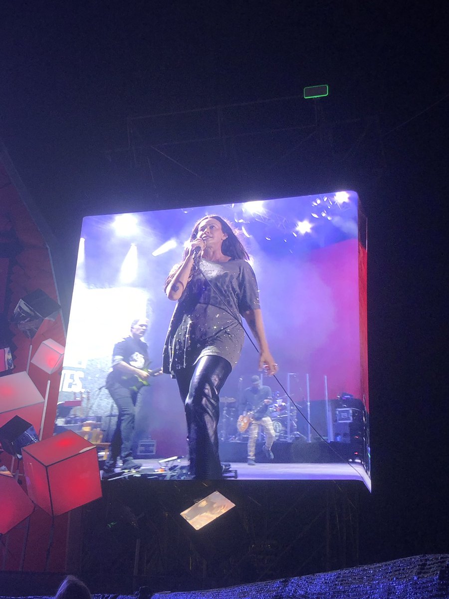 Al Cruïlla l’Alanis Morissette surt  davant d’un escenari ple a tope amb una samsrreta de brillis que posa  “Perimenopausal”. Quina reina! 🤩