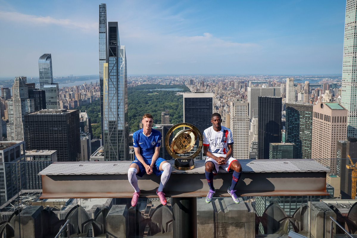 Es asombrosa la secuencia de que suban a Dembelé y a Palmer a una VIGA en el centro de NY. 

Quizás la mejor foto de la historia.