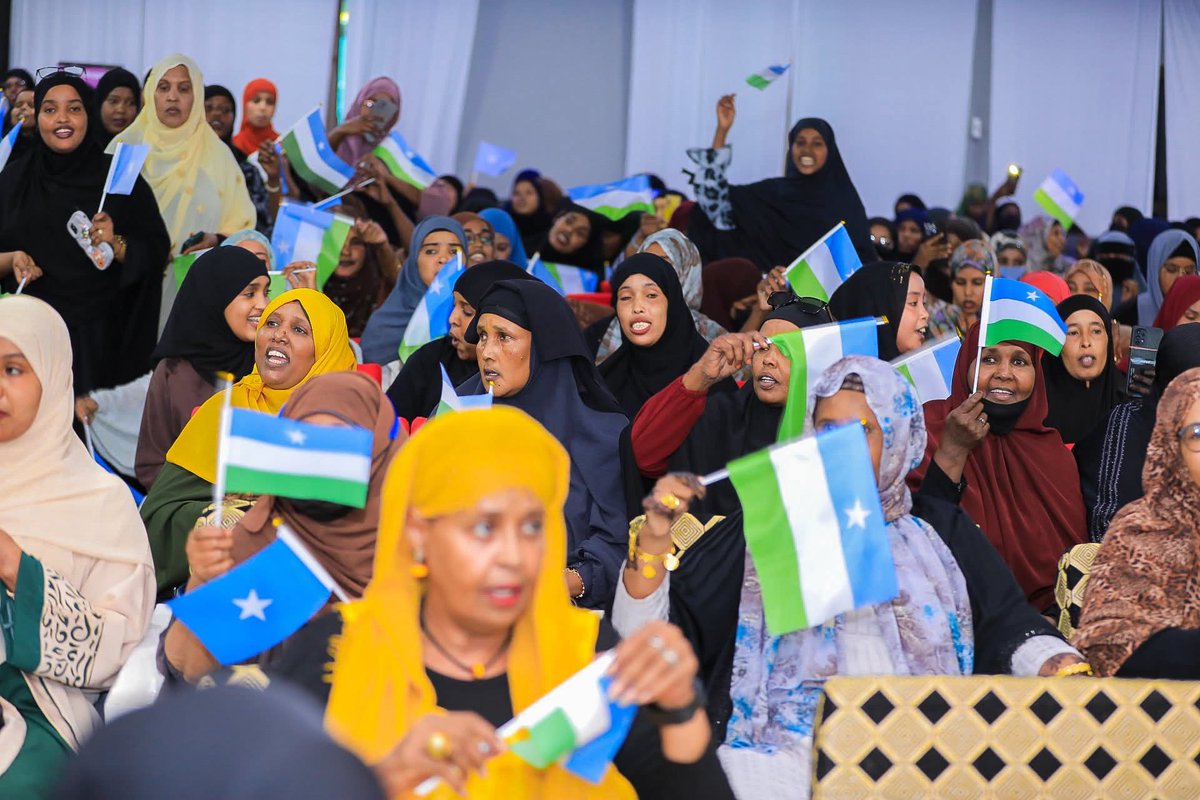 Pldefenceforce's tweet image. Madaxweyne @HESaidADeni wuxuu caawa ka qeybgalay kulan loogu mahadceliyey Haweenka Puntland doorkooda halgameed ee Hawlgalka Ciribtirka Argagixisada ee Calmiskaad.

Haweenka waa laf-dhabarta dagaalka. Waxayna Mudan yihiin billad qaran.

#Puntland #Haweenka #NabadPuntland
