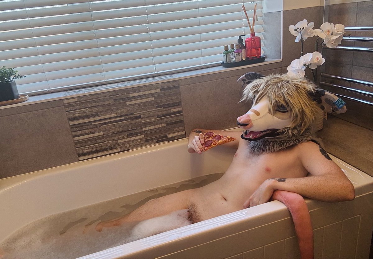 PocketPoss's tweet image. You gettinβ in? You can eat the crumbs off my tummy ππ