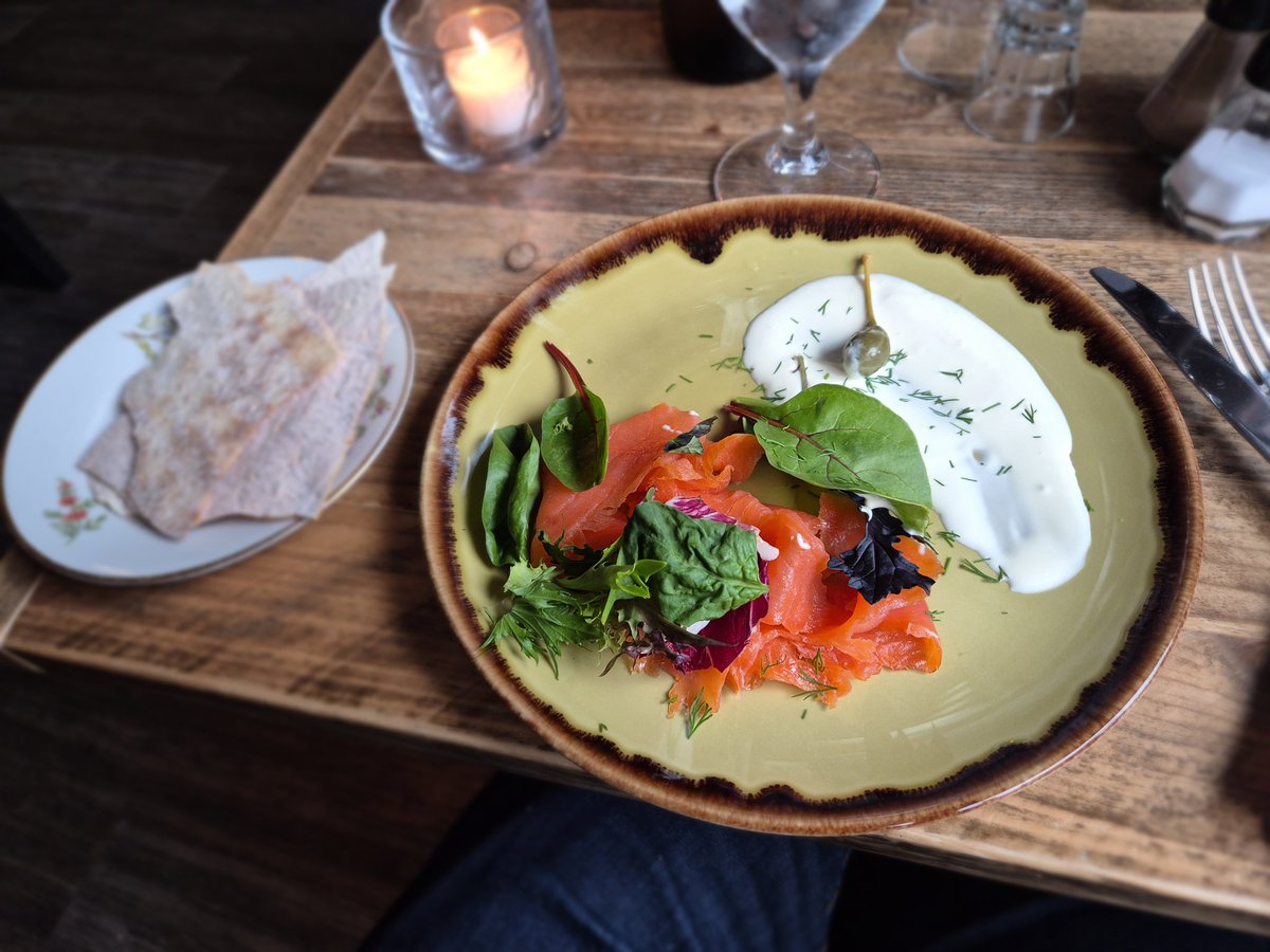 CitronBio's tweet photo. @madamebretzel Je reviens tout juste de Norvège, j'ai payé 25€ pour cette entrée. Fin de la blague. Et j'ai payé le plat 50€, + le dessert ensuite et l'eau en bouteille https://t.co/jBvWfyN0ZI