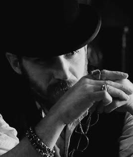 ماتنزل الدمعة من عيون رجال
الا على حاجة تساوي عيونه