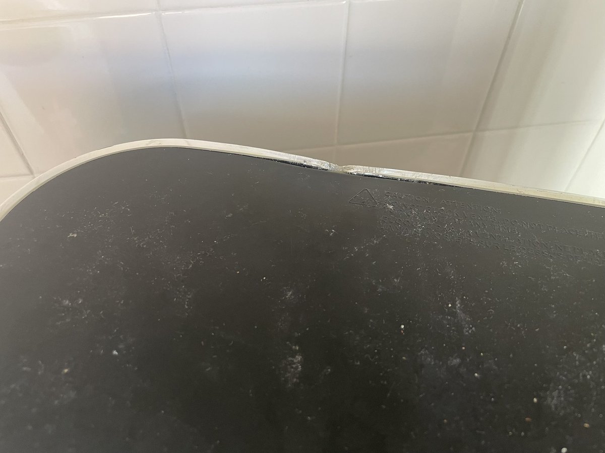 BethanBunce's tweet photo. @SharkNinja we have a dual draw air fryer from yourselves and the top of it has started to melt. Did phone customer service but was hung up on multiple times. Can you help? https://t.co/zXHYTR4qT0