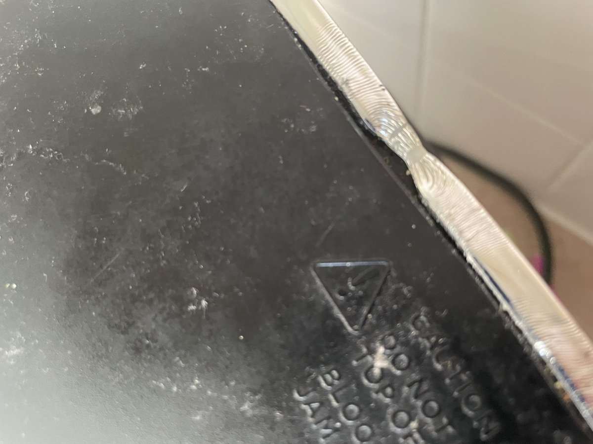 BethanBunce's tweet photo. @SharkNinja we have a dual draw air fryer from yourselves and the top of it has started to melt. Did phone customer service but was hung up on multiple times. Can you help? https://t.co/zXHYTR4qT0