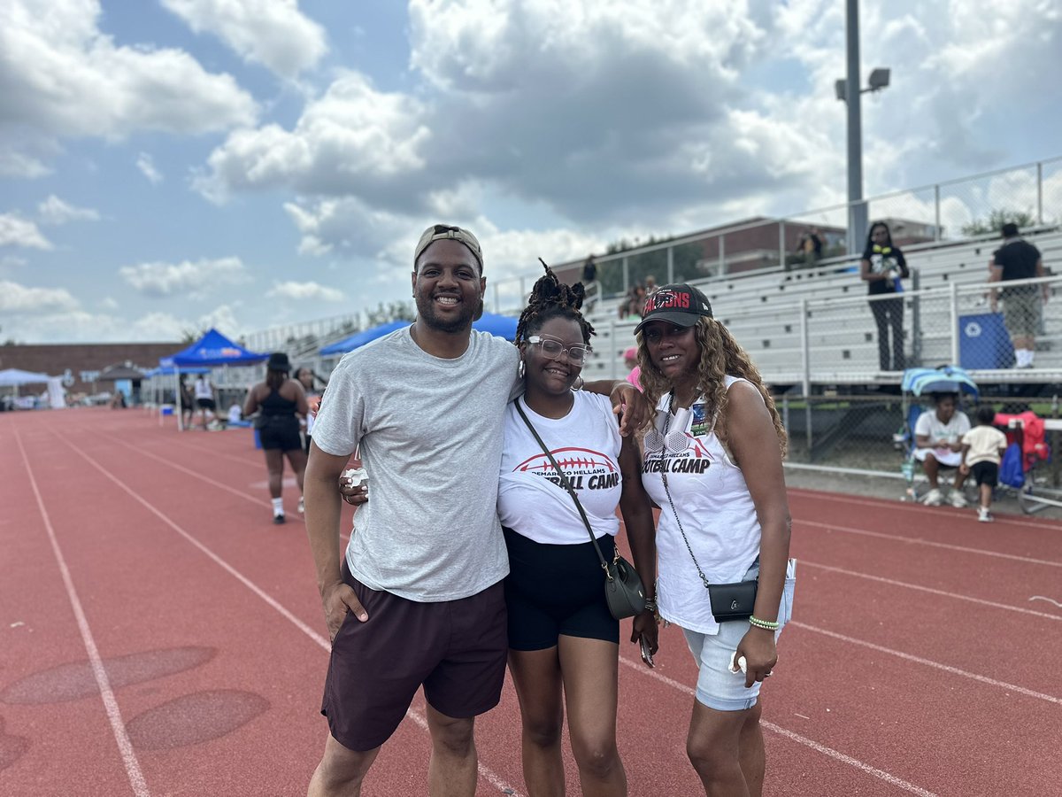 CMWendellFelder's tweet image. Stopped by DeMarcco Hellams’ football camp at Eastern High—what a powerful example of giving back. Thank you, DeMarcco, for investing in our youth and showing them what’s possible. From DC to the NFL, your journey inspires! 🏈