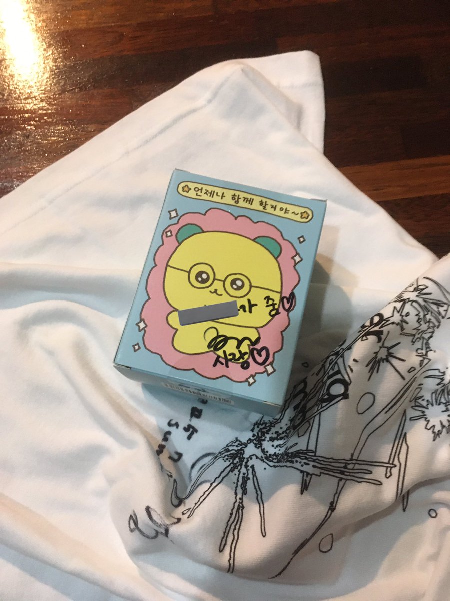 심지어 “사인해 주세요”도 아니고
‘@@가 줌’ 이렇게 적으세요. 사인도 해주시고.
이러심 아 어이없어서 사인 제대로 못했어요