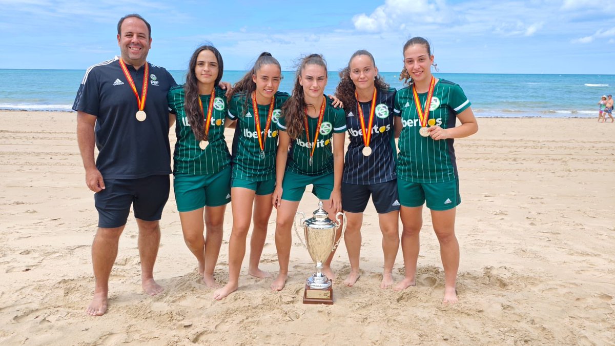 ⚽️🏝️ENORMES nuestras chicas que han logrado ser Subcampeonas 🥈del CESA Sub-17 Femenino de Fútbol Playa

Nuestras chicas 🧒Ana Isabel, Telma, Berta, Aitana y Paola, además de nuestro míster 👨‍🏫 Ernesto Sánchez.

Enhorabuena Campeonas 🏆