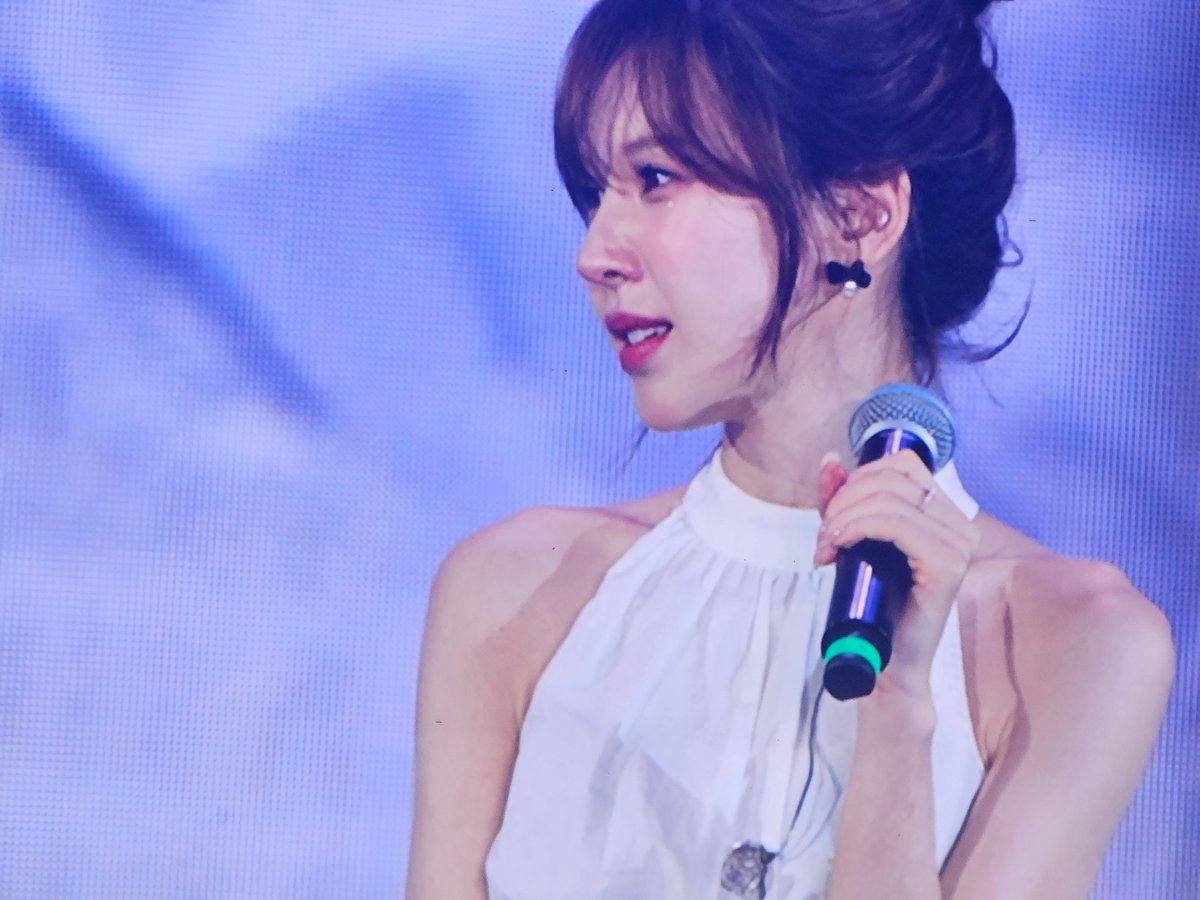 🩵: เมื่อก่อนฉันร้องไห้ง่ายมากค่ะ แค่ดูหนังหรือละครเศร้า ๆ ฉ้นก็ร้องไห้แล้ว แต่ตอนนี้เวลาดูหนังหรือละครที่มันเศร้า ๆ แล้วก็ไม่ร้องไห้นะคะ แต่ฉันมาร้องไห้กับเรื่องงานแทนนี่สิ มันอดไม่ได้ที่จะหลั่งน้ำตาแห่งความซาบซึ้งใจออกมาน่ะค่ะ +