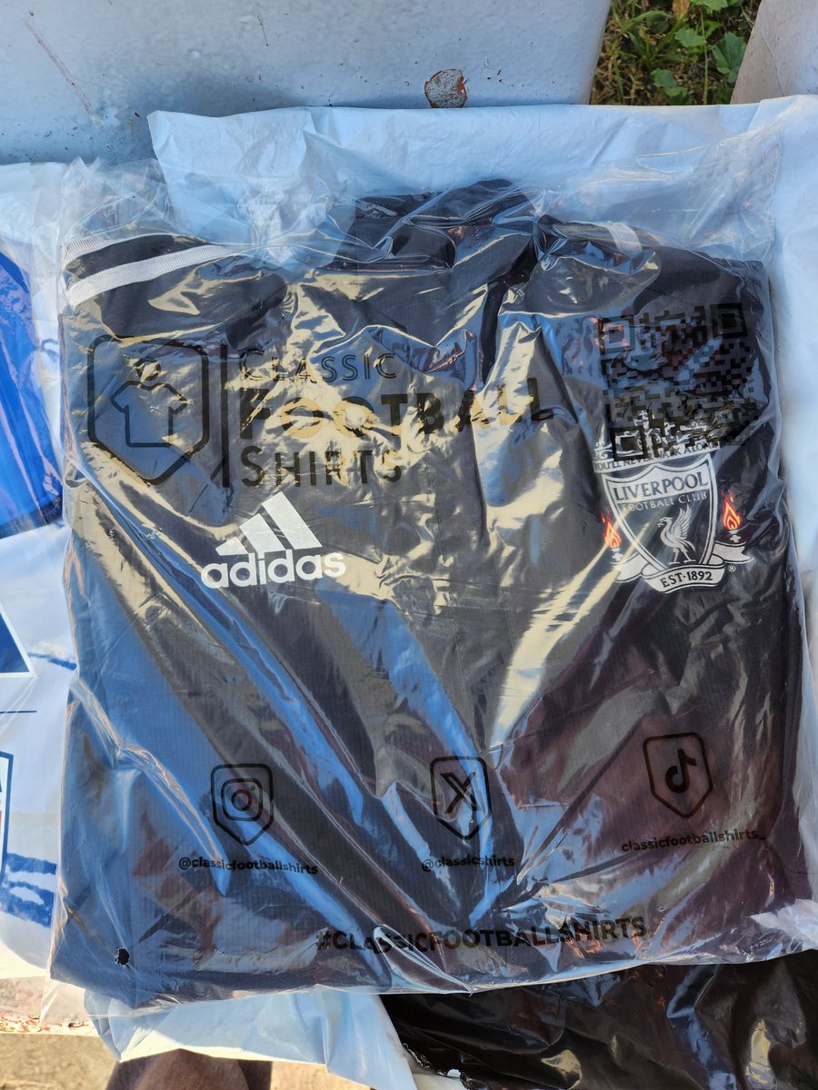 LeandroG____'s tweet photo. Pedido el 30/06, recibido el 07/07 a Mendoza por DHL. El repartidor no llegaba a mi campo asique me escribió para hacer punto de encuentro!

Reversible Italia $38.99
Reversible Bayern $38.99
Rain jacket Liverpool 2011 $31.99
Envio $32.99

Total: 197mil pesos con los impuestos! https://t.co/txEi7xxvpH