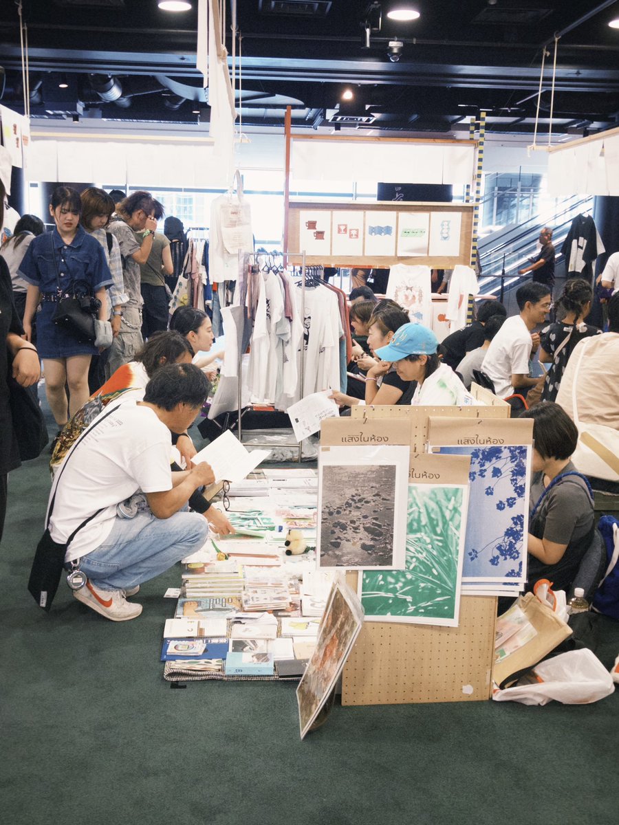 aozor_0325's tweet image. 今日はZINE祭りへ📖
ZINEって世界中にいる知らない人の一部をちらっと覗き見れるのが楽しいんだよな👀
ZINEづくりを体験できるワークショップでみんなが自分のことを真剣に表現してるのをみて、人間ってなんか愛おしいな〜ってほんわかした気持ちになった、、💌
#melc2025