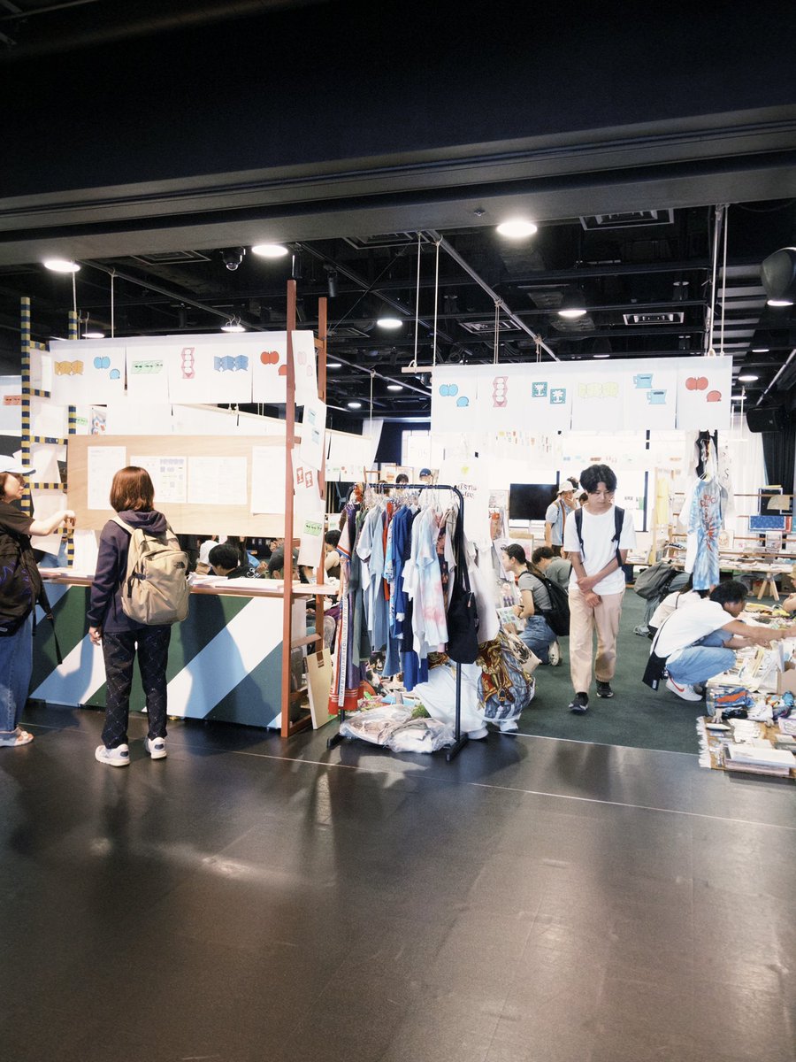 aozor_0325's tweet image. 今日はZINE祭りへ📖
ZINEって世界中にいる知らない人の一部をちらっと覗き見れるのが楽しいんだよな👀
ZINEづくりを体験できるワークショップでみんなが自分のことを真剣に表現してるのをみて、人間ってなんか愛おしいな〜ってほんわかした気持ちになった、、💌
#melc2025