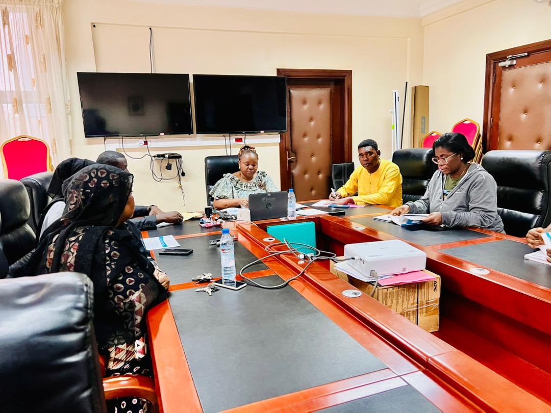 elecamofficiel's tweet image. Présidentielle 2025 : la commission de réception des dossiers de candidatures des partis politiques est en place à l’immeuble siège d’Elecam. 
#Presidenciales2025 #Presidentielle2025 
#ElectionsCameroon
#Elecam #Cameroun #election #Elections #Cameroon