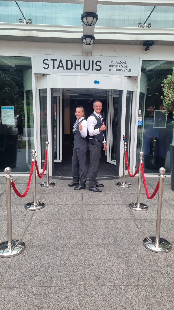 Dit weekend begint voor velen het welverdiende zomerreces, maar voor onze dames en heren van de beveiliging gaat het werk gewoon door.

Ook in de zomerperiode staan zij paraat - dag en nacht, om te waken over uw veiligheid.

Namens de <a href="/JMBgroep/">JMB Groep BV</a> wensen wij iedereen een hele fijne,