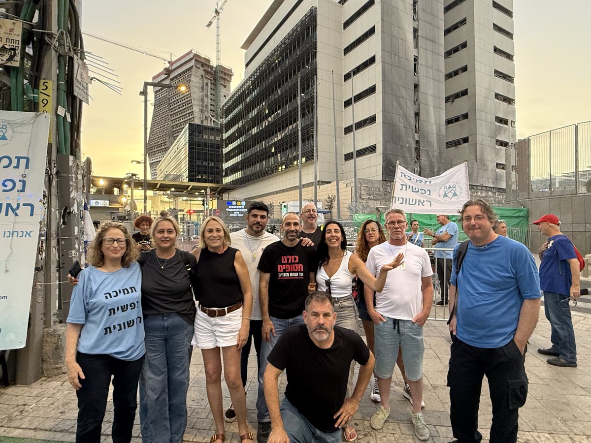 hadas_klein's tweet image. חַיְּכִי לִי בְּשִׁירִים
הֲכִּי בִּי נִגּוּנַיִךְ
מִמֶּרְחַקִּים אֶשְׁמֹר לָךְ אֱמוּנִים
גַּם אִם חַיַּי קָשִׁים אֶזְכֹּר לְךָ חֲסָדַיִךְ
וְלִדְמוּתְךָ עוֹלִים גַּעְגּוּעִים

חַיְּכִי לִי בְּשִׁירִים
וְלָךְ אֶקְשֹׁר כְּתָרִים
וְיֵדְעוּ אָז חַיַּי
טוֹבֵי יָמַיִךְ
וּכְשֶׁיּוֹמִי…