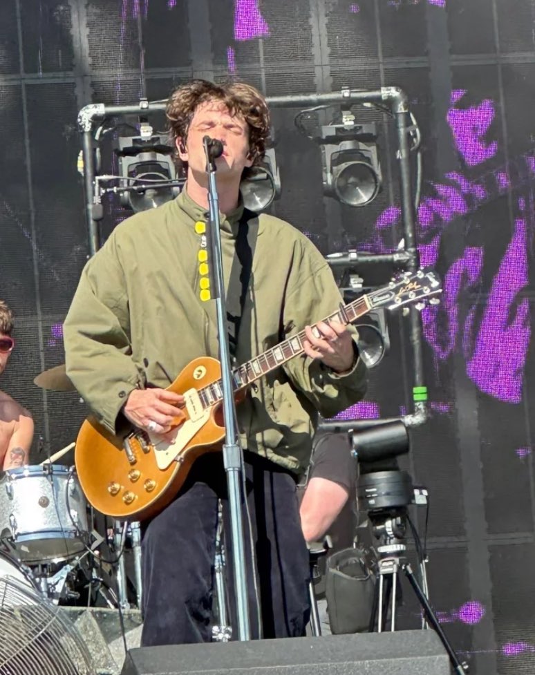 totalIyjade's tweet photo. the oasis reunion is affecting his wardrobe https://t.co/lbcArC7WpW