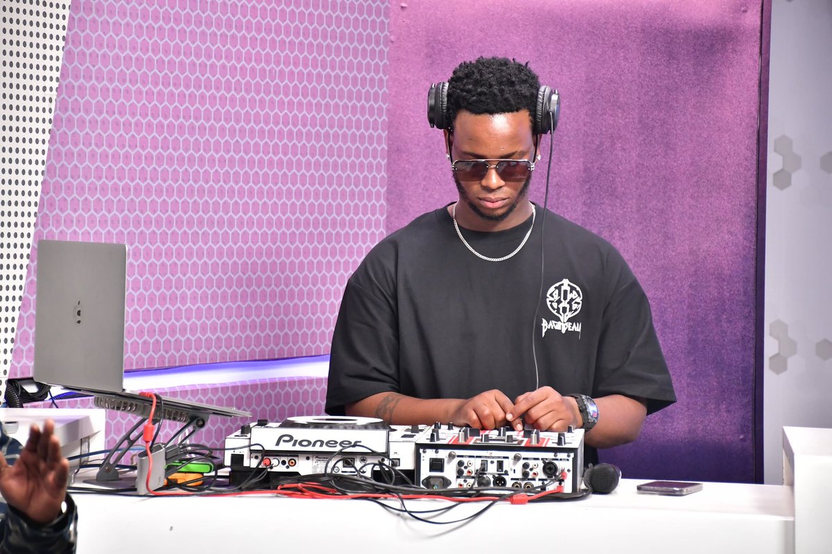 djtrizzyvybz's tweet image. Tonight we take the vibe to KAFUNDA LEVELS!
I’m live on @GalaxyFMUg from 8pm till midnight
Let’s ride the weekend together, non-stop beats & energy 🥵🔥
#KafundaMix||#GalaxyFmUg