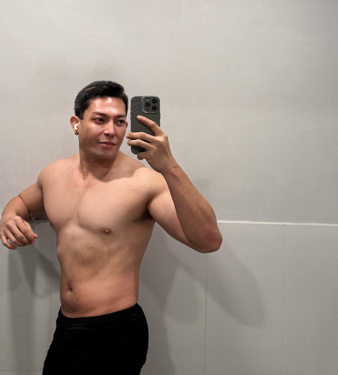 junrey060708's tweet photo. Laki na ng tiyan dahil sa sweets hahaha… 
Kain pa more… 🤣😂 https://t.co/L52XMFfGJ7