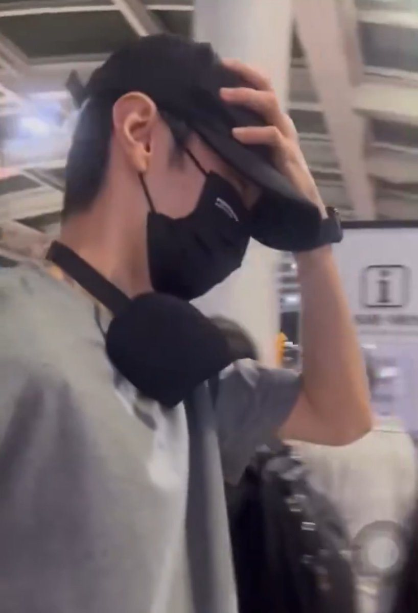 keioboysakurai's tweet photo. Welcome to Jeju, Zheyuan! 😁
Can i say it's amusing that i can finally understand what a fan's saying? 🤭 

The way she can't stop saying how handsome he is... he looked so shy as she said his character names 😁

The way he spoke to her in English tho 🥲

#ChenZheyuan #진철원 https://t.co/I2bkguJrSH