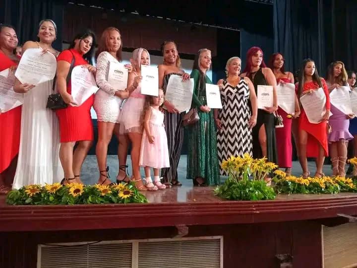 Eduardo78084729's tweet photo. Celebrada graduación de la Facultad de Educación Básica de @Universidad_UDG en el Teatro Manzanillo donde 339 graduados recibieron su título como profesionales de la educación. 
#ProvinciaGranma
@YudelkisOrtizB @YanetsyTerry @BuenoF_Narcy https://t.co/s3o4usYXWi