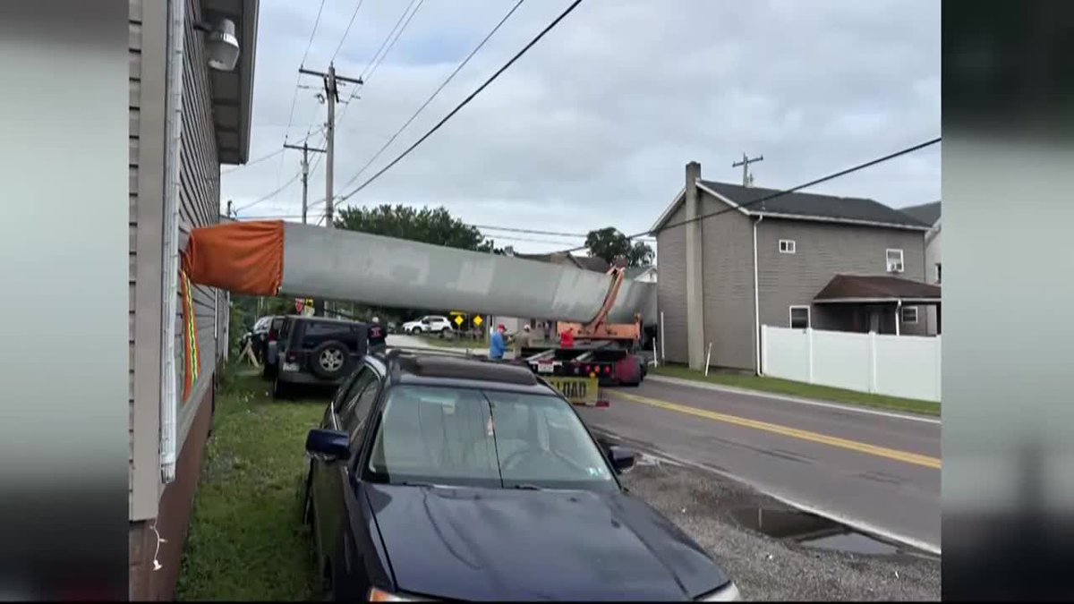 Massive wind turbine blade gets stuck between homes in Pennsylvania during transit. See more pics: shorturl.at/XLxJP?utm_sour…