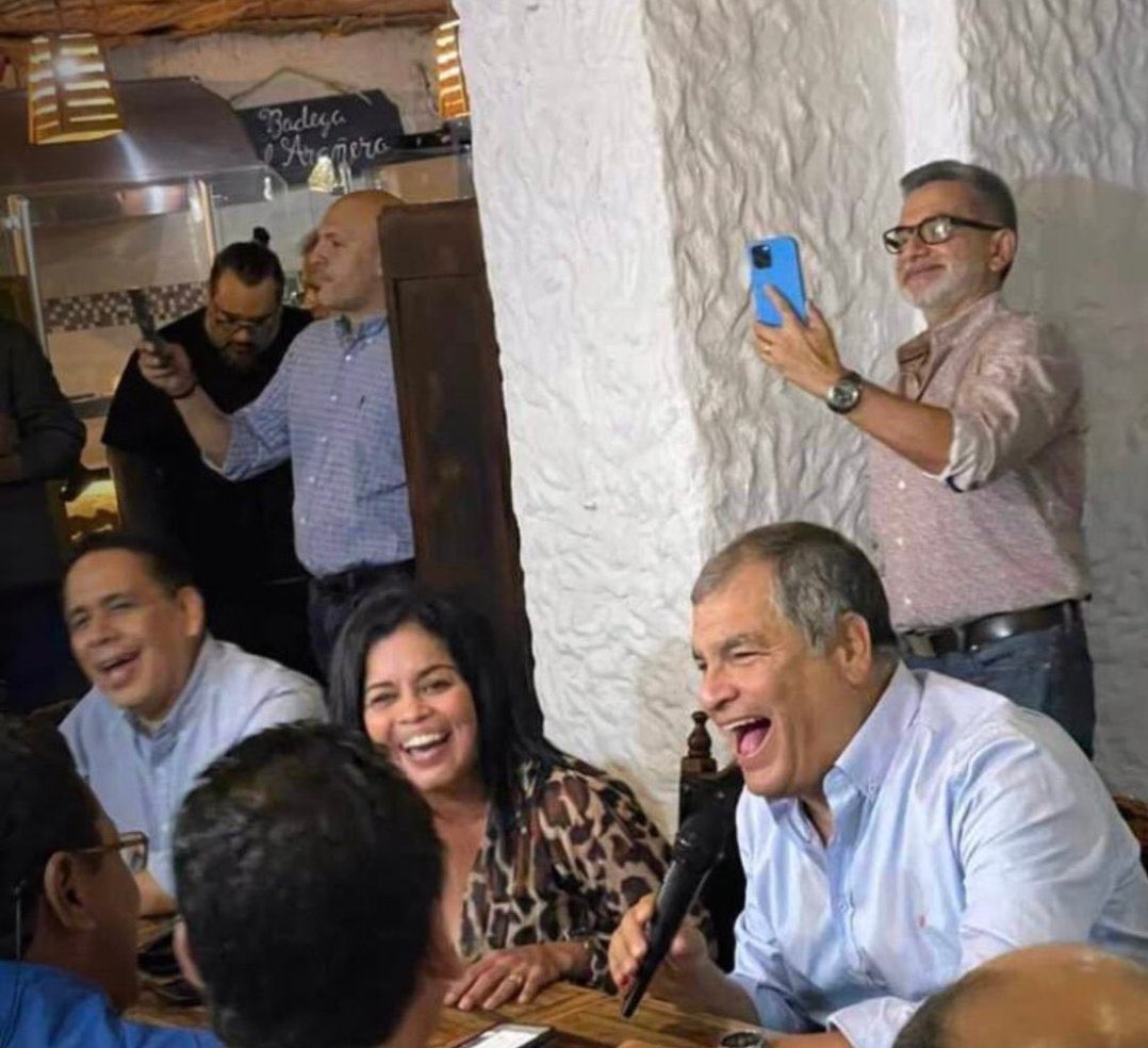 Karen_Minda's tweet photo. Te invito  a leer este hilo y como logré hacer realidad este sueño de ser Abogada:

1) Investigaba el contrato LICO-GAD-MD-001-2014. Firmado por Arce y Narváez. Que llevaba el agua del Chobo-Milagro a Durán. Lo que descubrimos fue escalofriante. https://t.co/GgWXUgmUHs