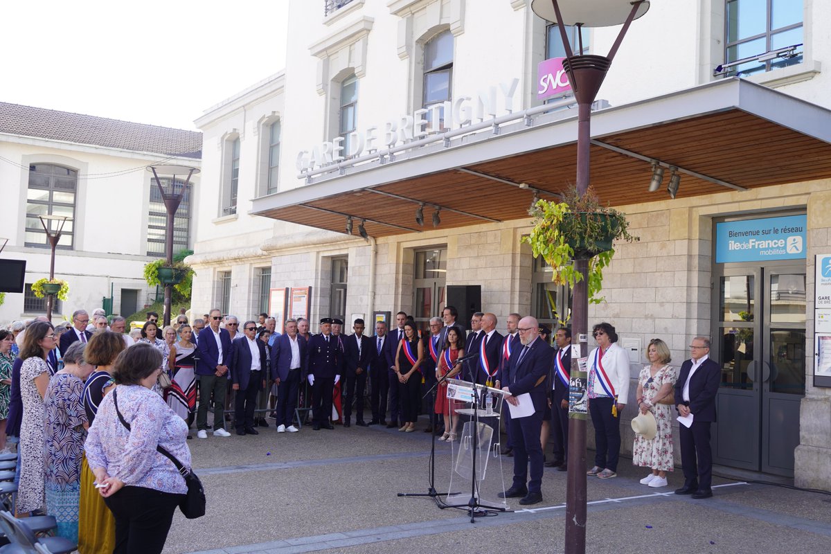 Bretigny91's tweet photo. [Hommage] ⬛️
Ce samedi, la Ville de Brétigny-sur-Orge et l'association des victimes ont rendu hommage aux victimes de la catastrophe ferroviaire survenue le 12 juillet 2013 en gare de #Brétigny.

#devoirdemémoire #recueillement #NousNoublionsPas https://t.co/VKuMMVhrzA