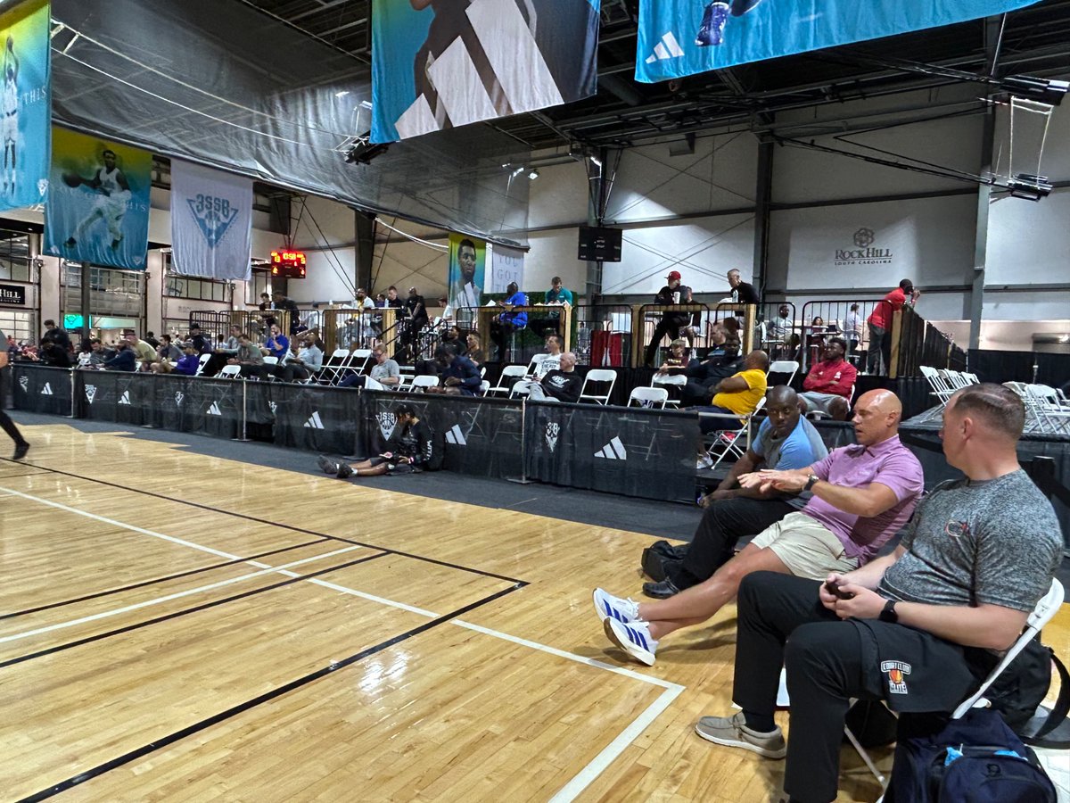 📍3SSB-Rock Hill, SC 
Coaches locked in on 17U ASAK vs Garner Road at the <a href="/3SSBCircuit/">3Stripes Select Basketball</a>.

Bo Ogden <a href="/bo_ogden/">Bo Ogden</a> , the #1 scorer in 3SSB, just buried a tough 3 off the handoff — quick trigger, high confidence. 🔥

#3Stripes #PureProspects #LivePeriod #ASAK #BoOgden