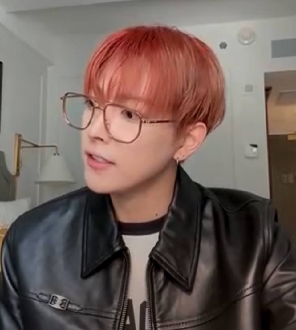 OMG CUTIE STARTED THE LIVE 🥹🥹