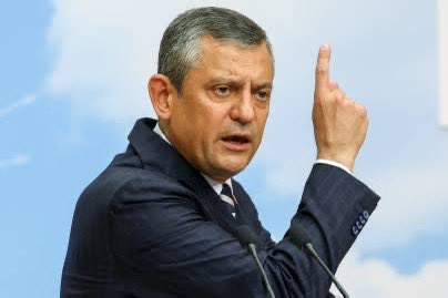 Özgür Özel: “Bize DEM ile görüştük diye terörist diyenler şimdi Terör örgütünün başıyla oturup anlaştılar.”