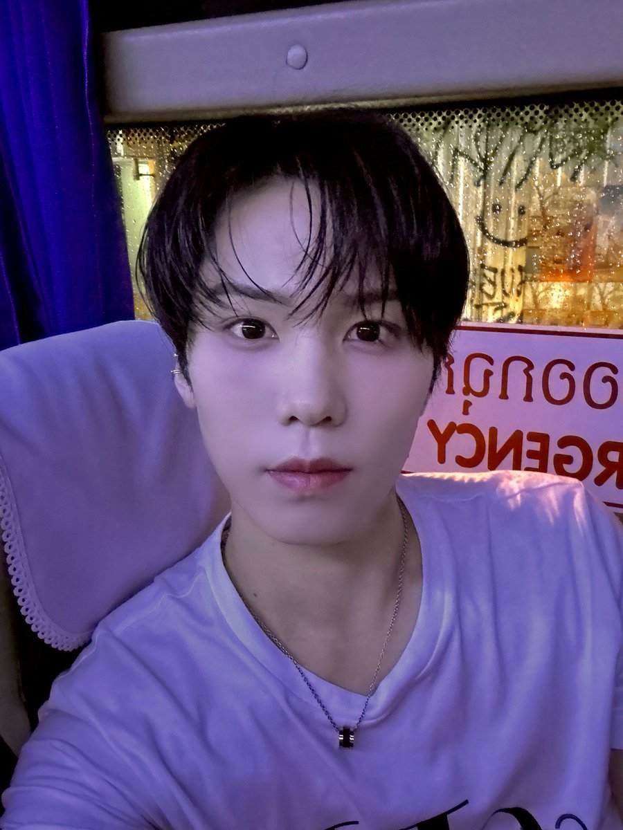 p_rockyent's tweet image. 태국 도착하자마자
하모와 팬 싸인회 🖋️ 🔥
아주 사랑 듬뿍 받은 느낌이에요
내일 공연도 파이팅 💚

#하모 #라키
#HAMO #ROCKY
#Bangkok
#ReadYouFeelYou