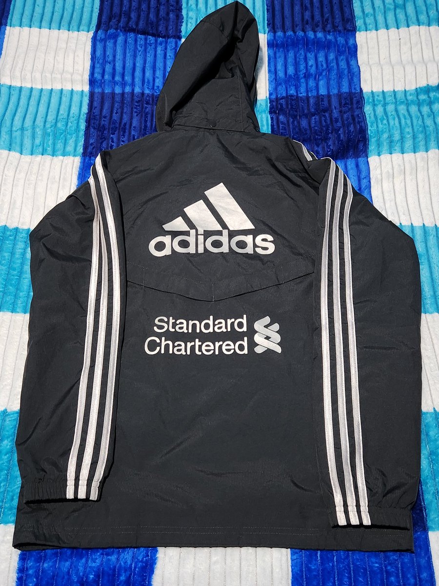 LeandroG____'s tweet photo. La del Liverpool estaba 7/10 pero está impecable para ser 2011, el único detalle que encontré son esas marquitas que parece un desgaste o no sé. https://t.co/bozr6c3WvL