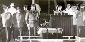 SuselyMorfaG's tweet photo. Los osarios del Che y sus compañeros fueron trasladados a Cuba el 12 de julio de 1997, y en la capital, unas 300 000 personas les rindieron tributo en el Memorial José Martí del 11 al 14 de octubre, antes de su partida hacia Santa Clara. #CheVive https://t.co/eD9sFhrqba