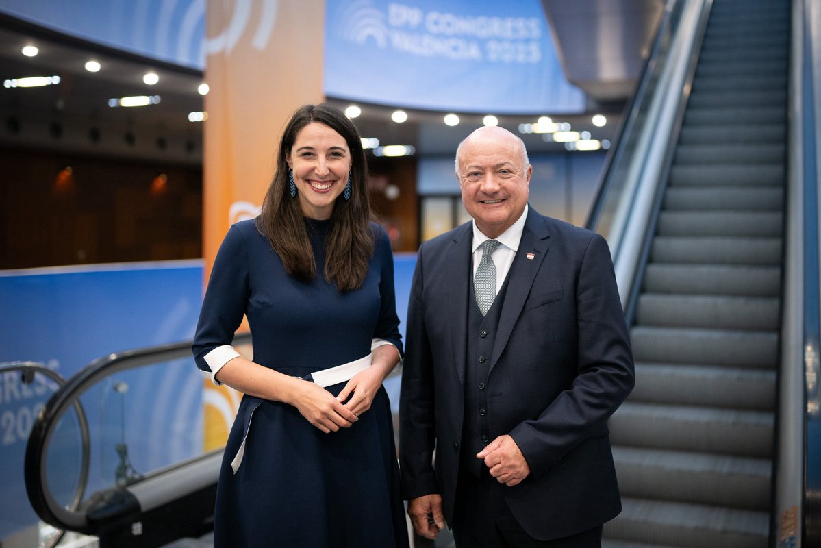 _CStocker's tweet image. Sincere congratulations, dear @Sophia_Kircher on being elected as President of @YouthEPP!
Glad that young people in Europe are being represented by a strong, female voice from Austria. You can count on my full support!