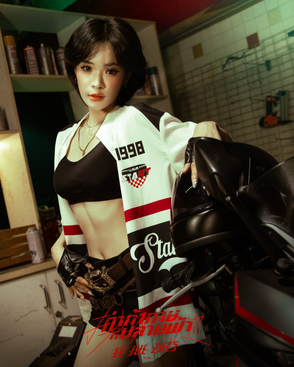 [ #คําท้าทายที่ปลายฟ้า #ChouhatsunoAozoraTH ]

:: เบื้องหลัง MV จากไลฟ์ของ #EarnBNK48 ::

- ฉากที่ขับมอเตอร์ไซค์ เอิร์นไม่ได้ขับเอง 
ใช้จังหวะขึ้นคร่อมรถ แล้วเปลี่ยนตัวกับพี่สแตนด์อิน
- กองถ่ายนี้ ใช้เวลาถ่ายทำตั้งแต่บ่ายสามจนถึงตีสาม
- โลเคชั่นถ่ายที่ปั๊มน้ำมันแถวจังหวัดปทุมธานี