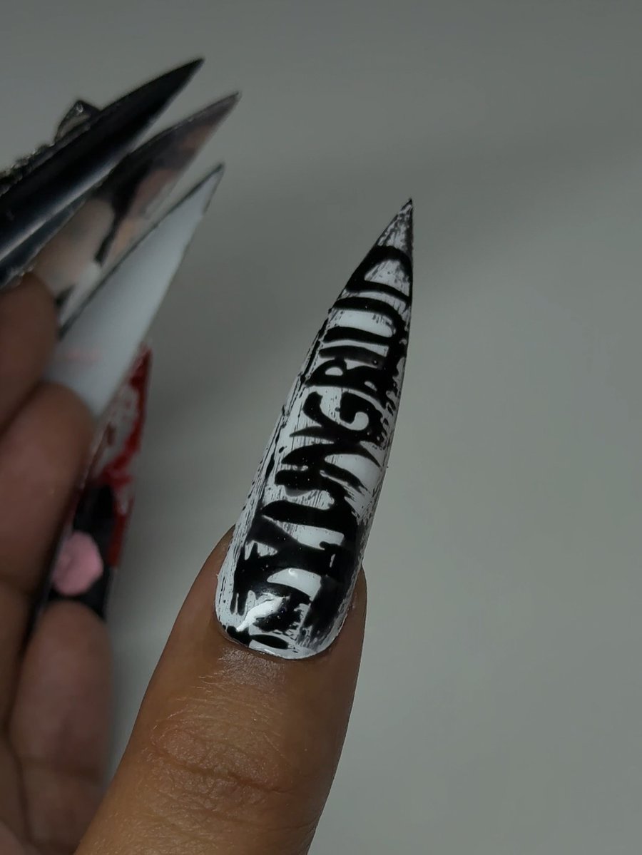 SpiralDirect's tweet image. 🖤🩸 Absolutely obsessed with these @yungblud - inspired nails by @neekas_nails! 🖤⚡️