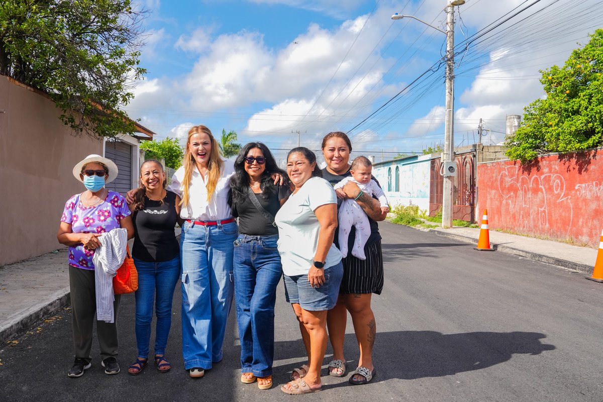 CeciliaPatronL's tweet image. 🚧 Supervisamos 13 tramos de calles y la construcción de 32 pozos en el poniente de Mérida, modernizando más de 5 km de vialidades con una inversión superior a 19 millones de pesos.

En esta temporada de lluvias, trabajamos 24/7 para garantizar calles seguras, dignas y en buen…