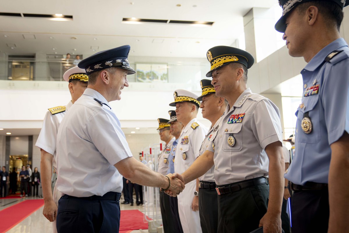 thejointstaff's tweet image. Our long history of cooperation with #SouthKorea is based on mutual trust and shared values. This week, General Dan Caine and SEAC Isom visited military officials in Seoul to reaffirm our commitment to continuing joint operations under this critical Alliance.