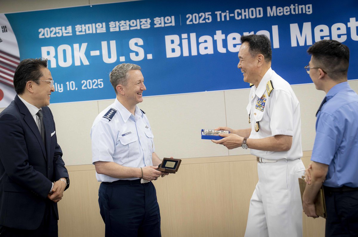 thejointstaff's tweet image. Our long history of cooperation with #SouthKorea is based on mutual trust and shared values. This week, General Dan Caine and SEAC Isom visited military officials in Seoul to reaffirm our commitment to continuing joint operations under this critical Alliance.