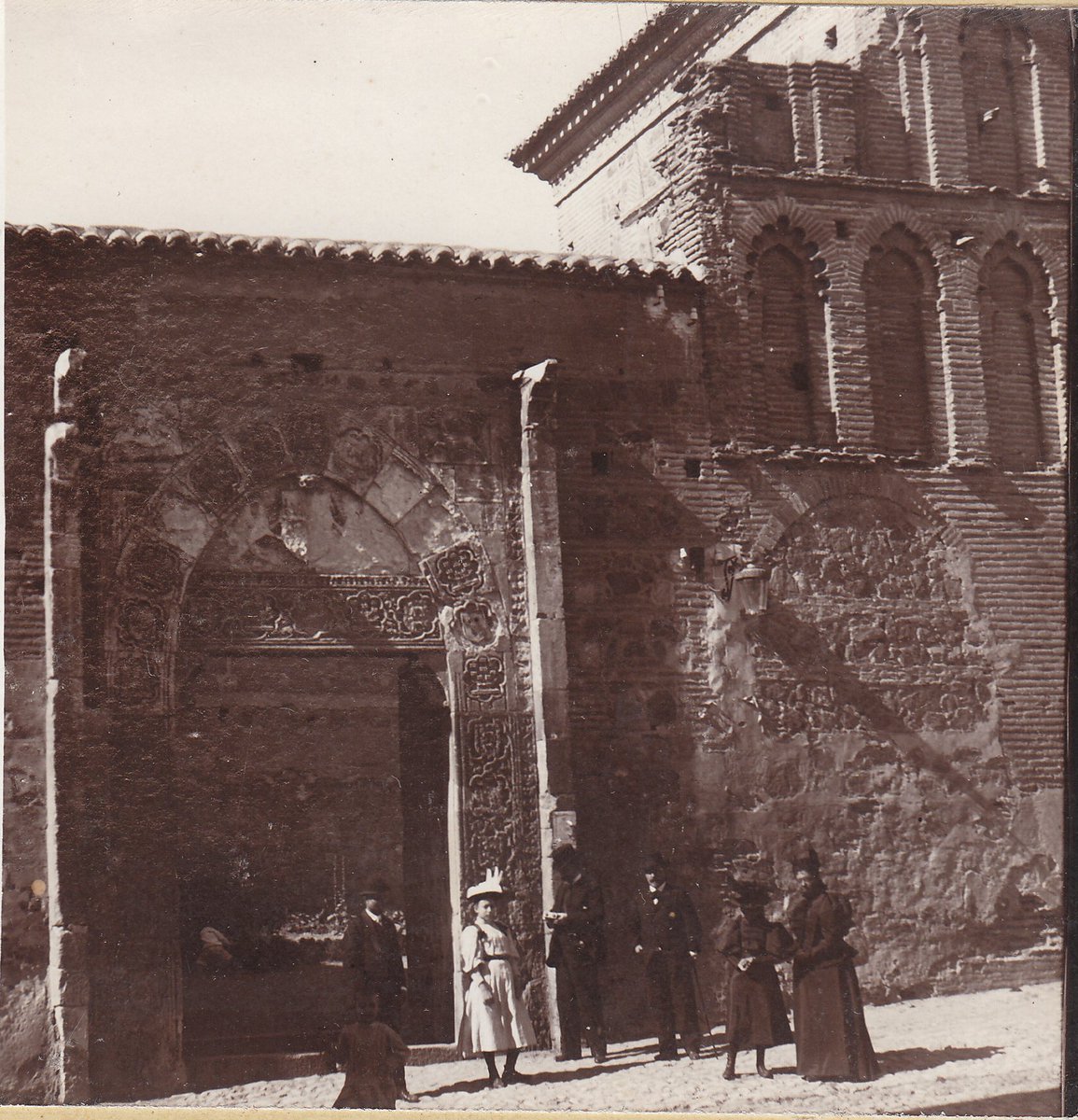 Una familia de aspecto pudiente posa ante la preciosa portada del Palacio de Inés de Ayala en la Plaza de Santa Isabel hacia 1895. Colección personal de Luis Alba. #Toledo #Castilla