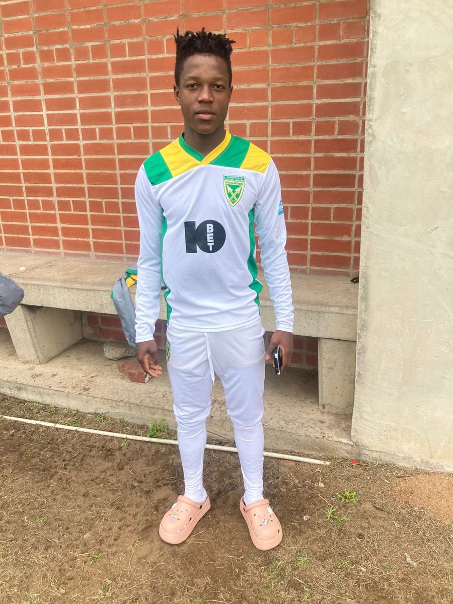 Football__Stage's tweet photo. Nhlanhla Gasa (2006) has joined Golden Arrows from Midlands Wanderers.

Congratulations Lulu 👏🏾👏🏾👏🏾 https://t.co/n6ZPFcNR2k